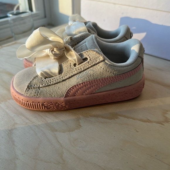 Puma Kids White and Pink Sneakers with Bows - Picture 3 of 7
